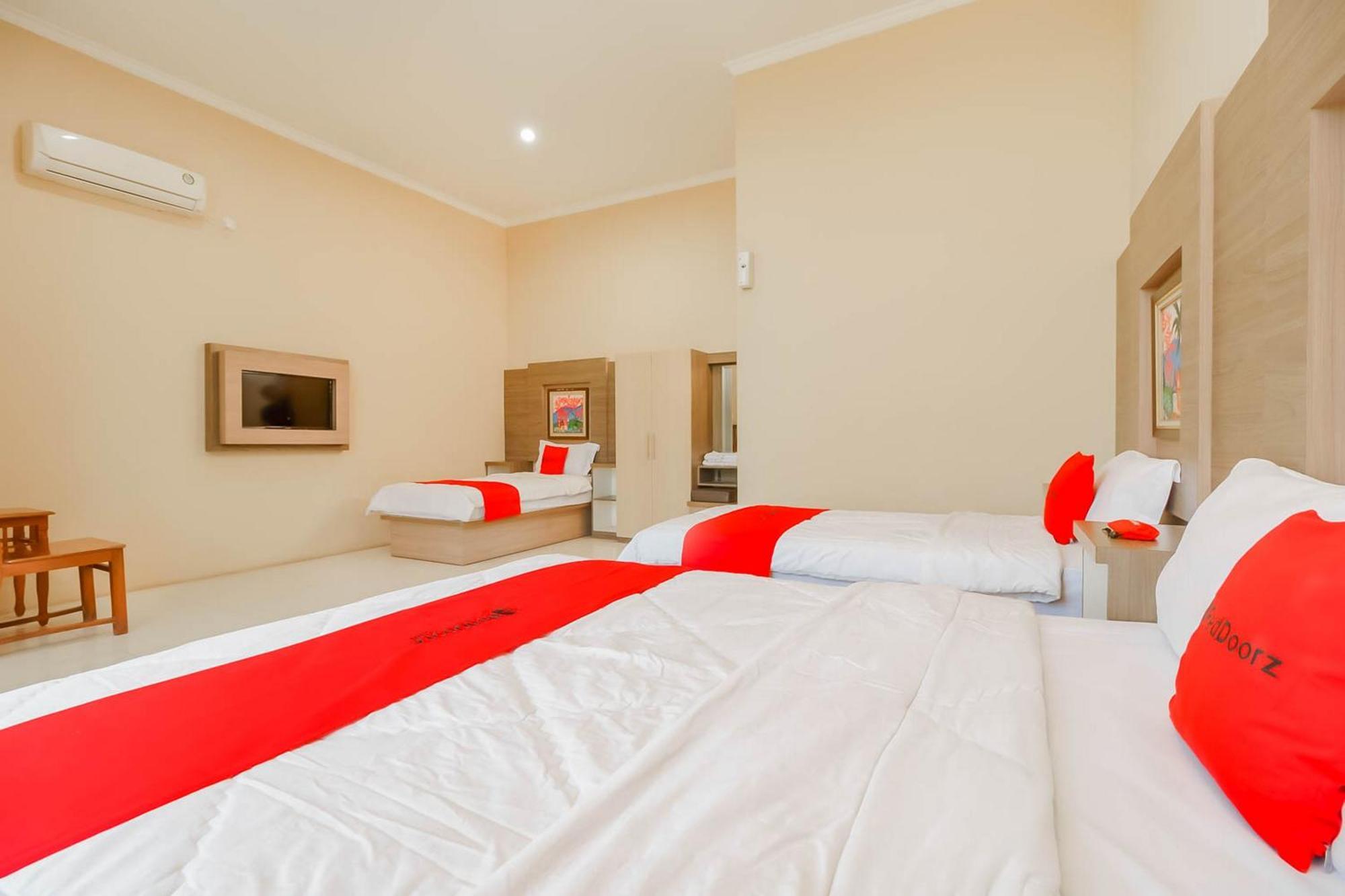 Reddoorz Resort Premium @ Sangkan Hurip Kuningan Exteriör bild